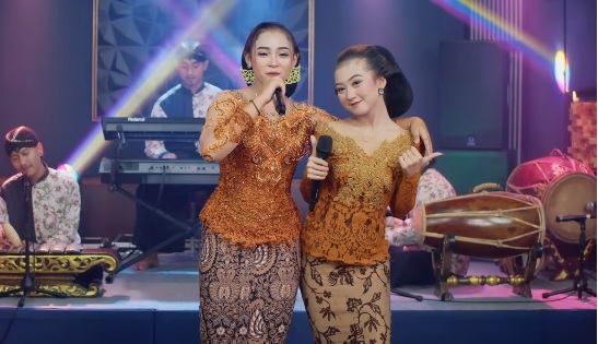 Lirik Lagu Kalih Welasku Versi Duo Sinden Niken Salindry Feat Lala